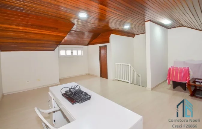 Imagem Sobrado 03 quartos c/suíte, ático, espaço nos fundos, no Tingui em Curitiba PR
