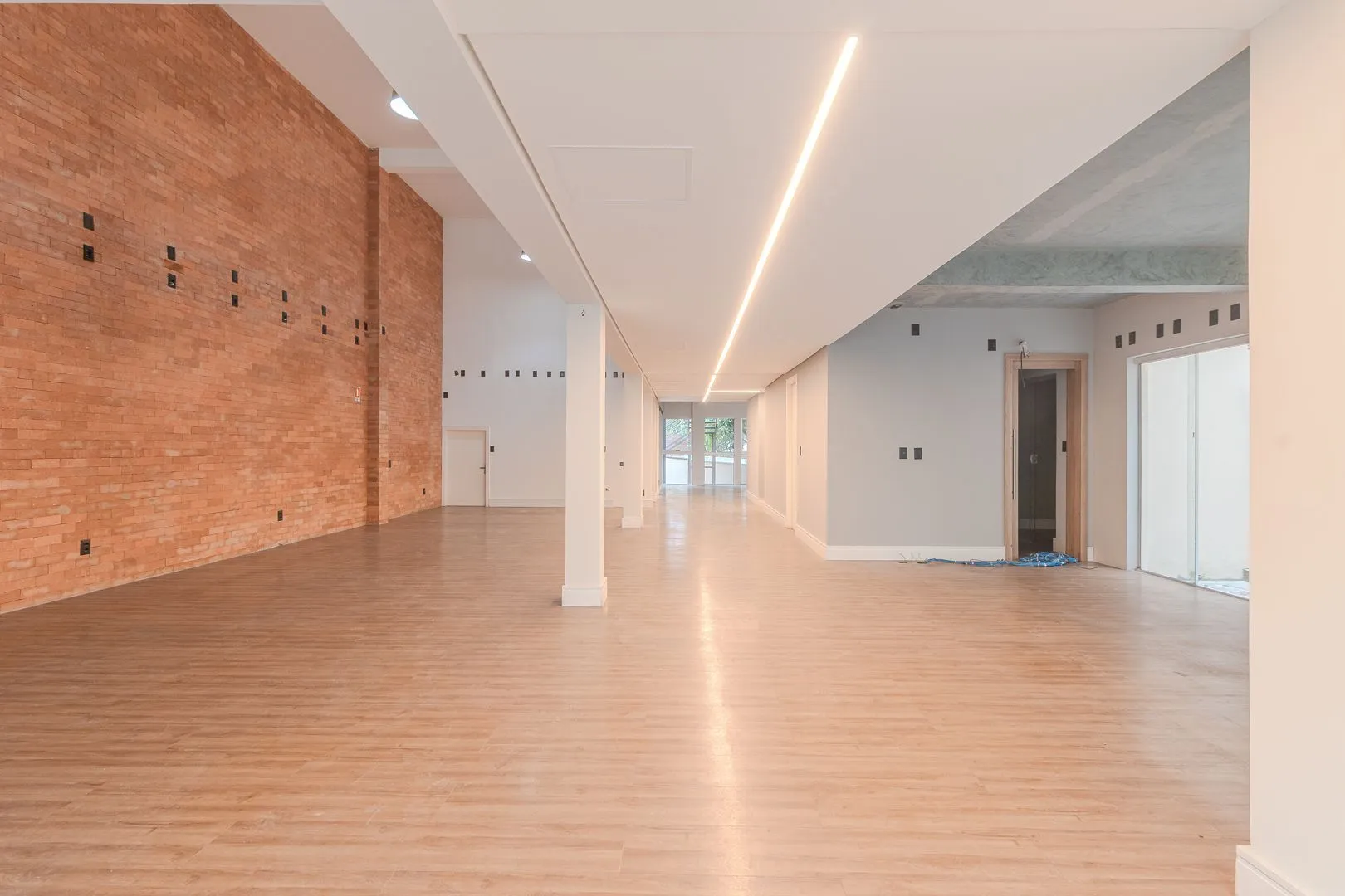 Imagem MÁFFER IMÓVEIS ALUGA PRÉDIO COMERCIAL COM 700M²DE ÁREA PRIVATIVA, IMÓVEL MODERNIZADO TODO REFOMADO COM EXCELENTE ACABAMENTO, LOCALIZAÇÃO ESPETACULAR