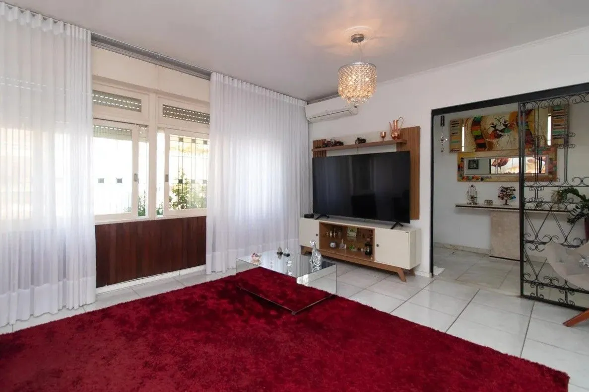 Imagem Casa com 4 dormitórios e energia solar no bairro Nonoai.