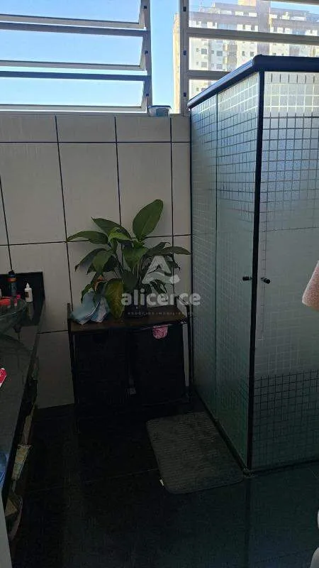 Imagem Apartamento semimobiliado com **03 dormitórios**, localizado em uma das regiões mais estratégicas do bairro Estreito.