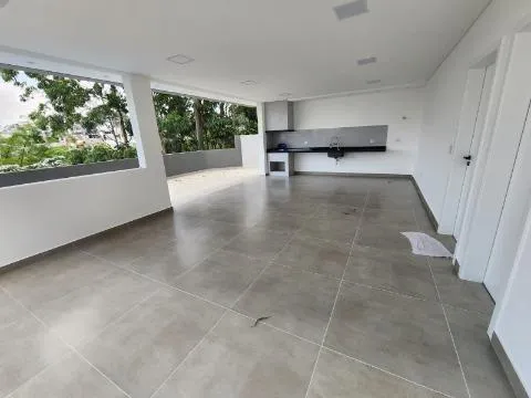 Imagem VENDA DE SOBRADO MODERNO NO CONDOMÍNIO ARUJÁ V, EM ARUJÁ/SP, com 300m², 04 suítes, sala 03 ambientes, piscina e garagem para 04 carros. CONSULTE-NOS.