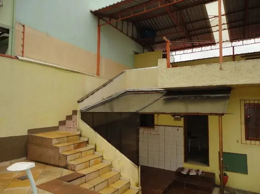 Imagem Casa com três dormitórios, suíte, piscina e 3 vagas.
