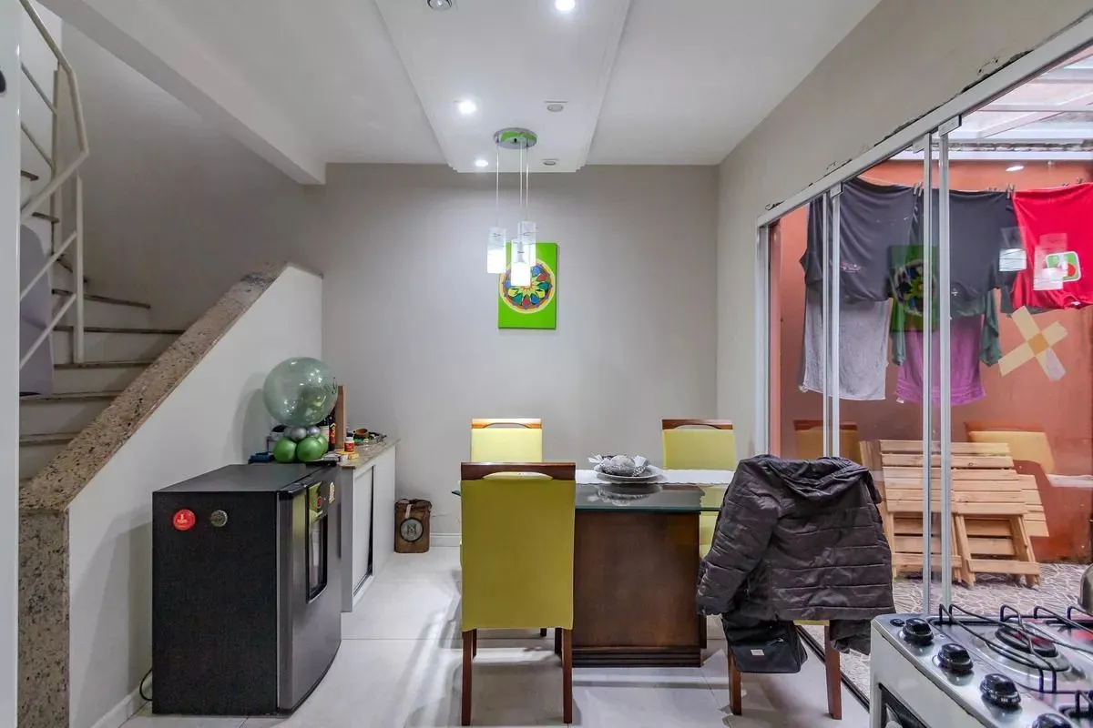Imagem Casa de condomínio, 3 dormitórios, 1 suíte e 2 vagas cobertas no bairro Teresópolis.