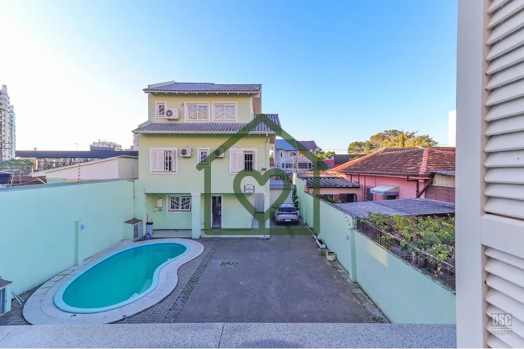 Imagem Descubra o luxo e conforto desta magnífica casa de 4 quartos e 6 banheiros, localizada na Tristeza....