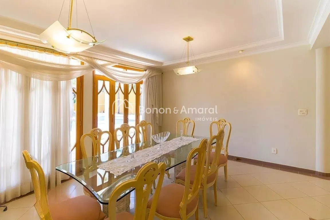 Imagem Casa em condomínio com 690m² e 5 quartos