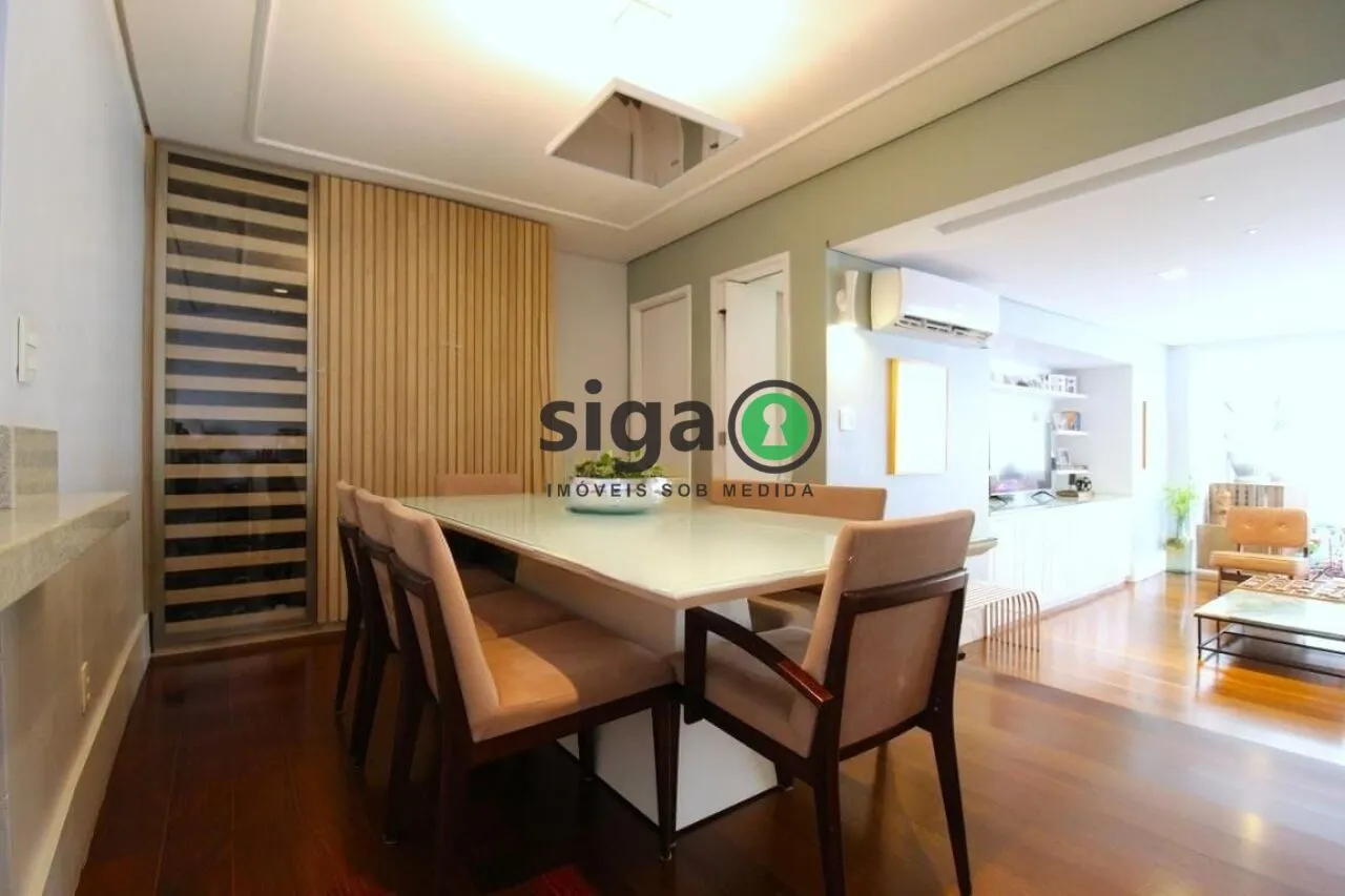 Imagem Apartamento sofisticado em Moema com reforma impecável e 2 vagas fixas.