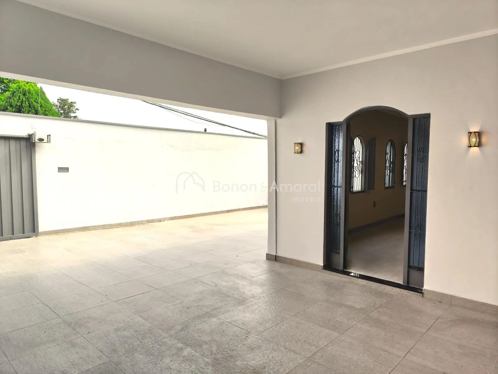 Imagem Casa Ampla com Duas Moradias Independentes, 4 Quartos, 6 Vagas e Quintal Espaçoso