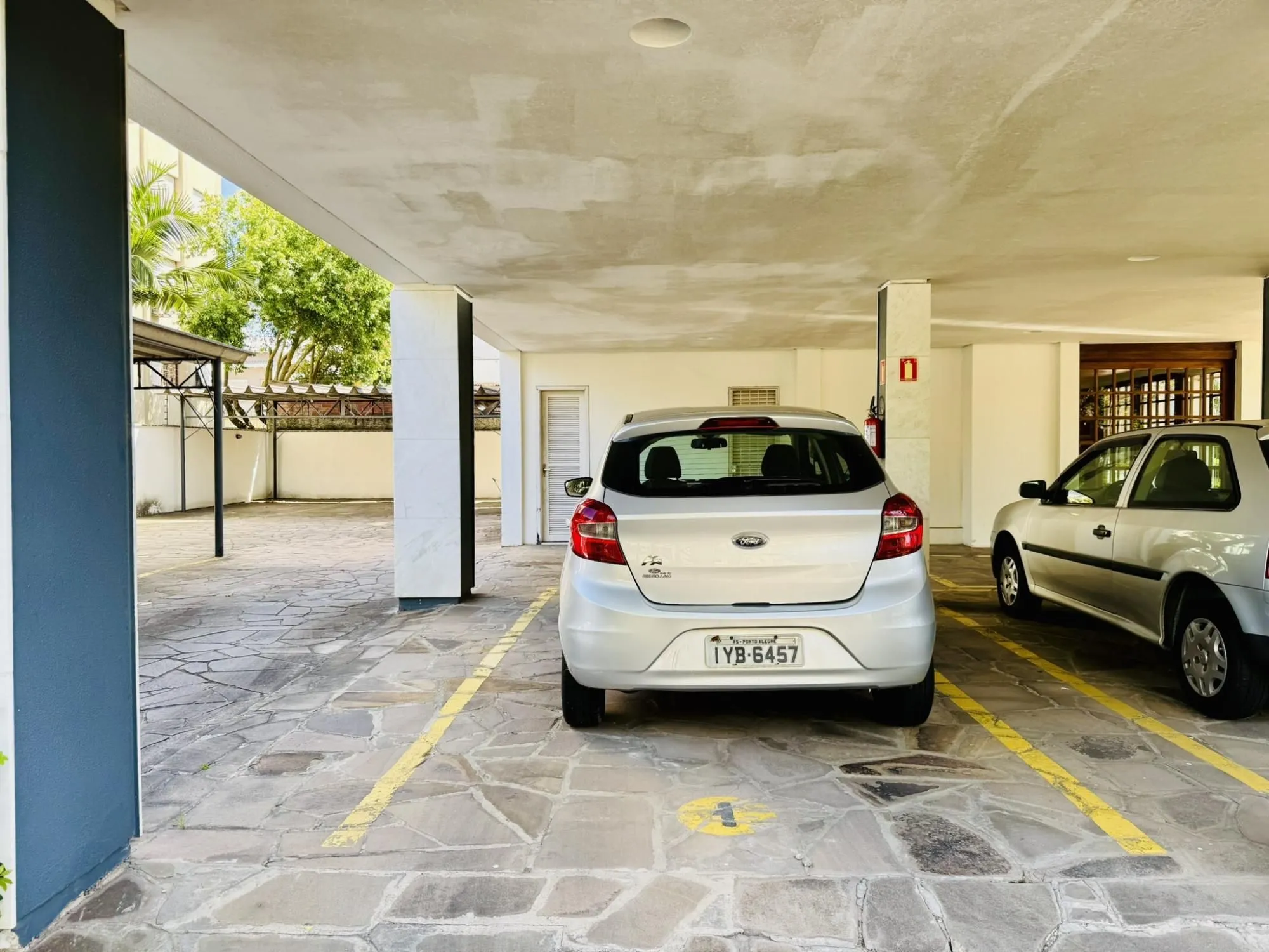Imagem Apartamento 1 Dormitório Reformado com Sacada e Churrasqueira no Jardim Botânico