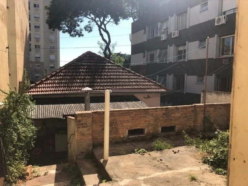 Imagem Terreno amplo com 8,80m²x63,50m² de área total, excelente localização no Bairro Petrópolis