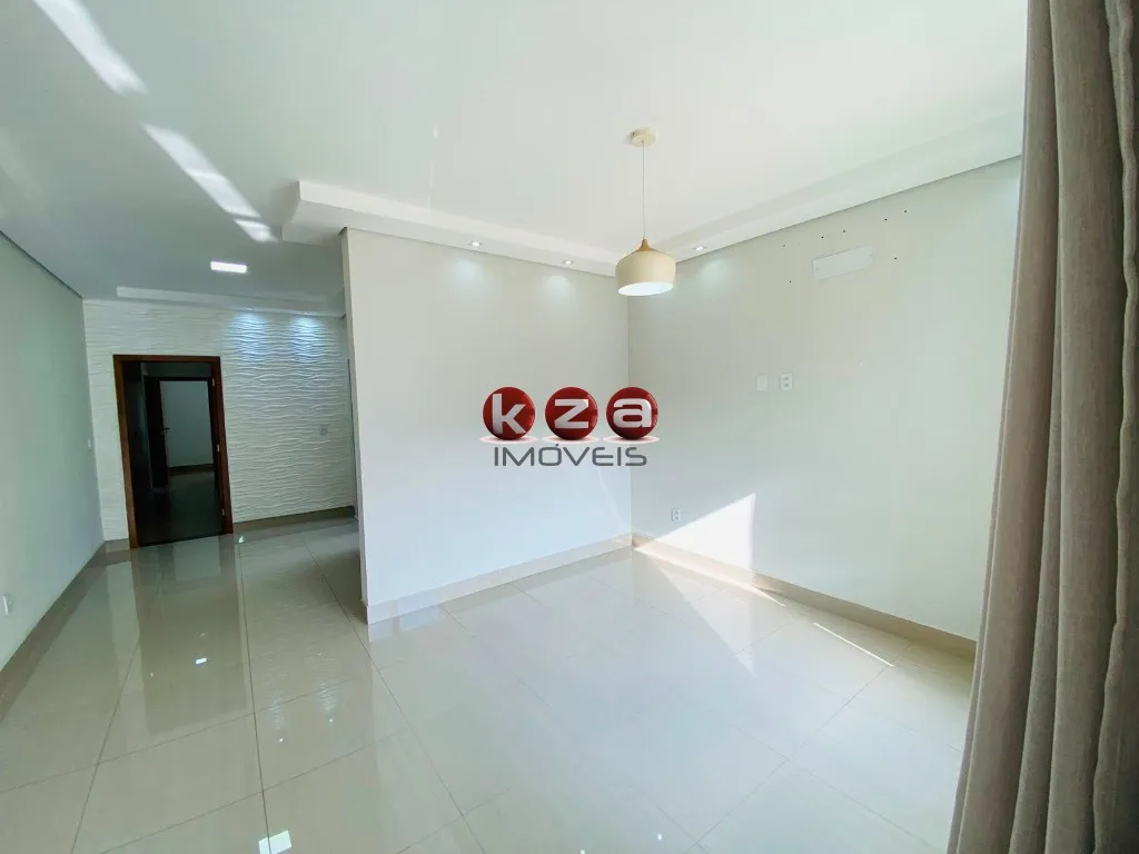 Imagem Casa para locação em condomínio exclusivo de Valinhos-SP, 3 quartos, 3 suítes, 3 salas, 5 banheiros, 6 vagas, 242m². Lenheiro