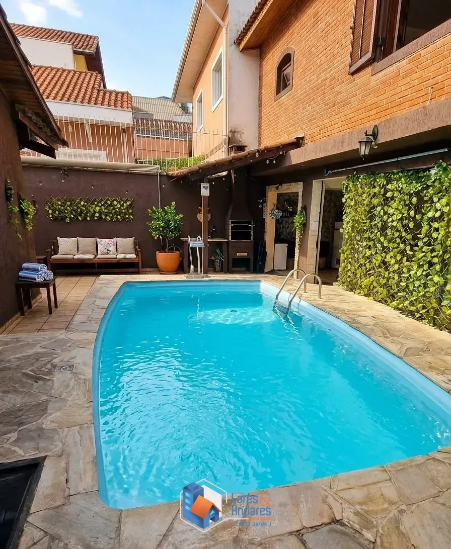 Imagem CASA À VENDA, COM 240 M², 3 DORMS (1 SUÍTE COM HIDRO), COZINHA COM MÓVEIS PLANEJADOS, ÁREA DE LAZER COM PISCINA E 4 VGS - SANTA TERESINHA - SÃO PAULO