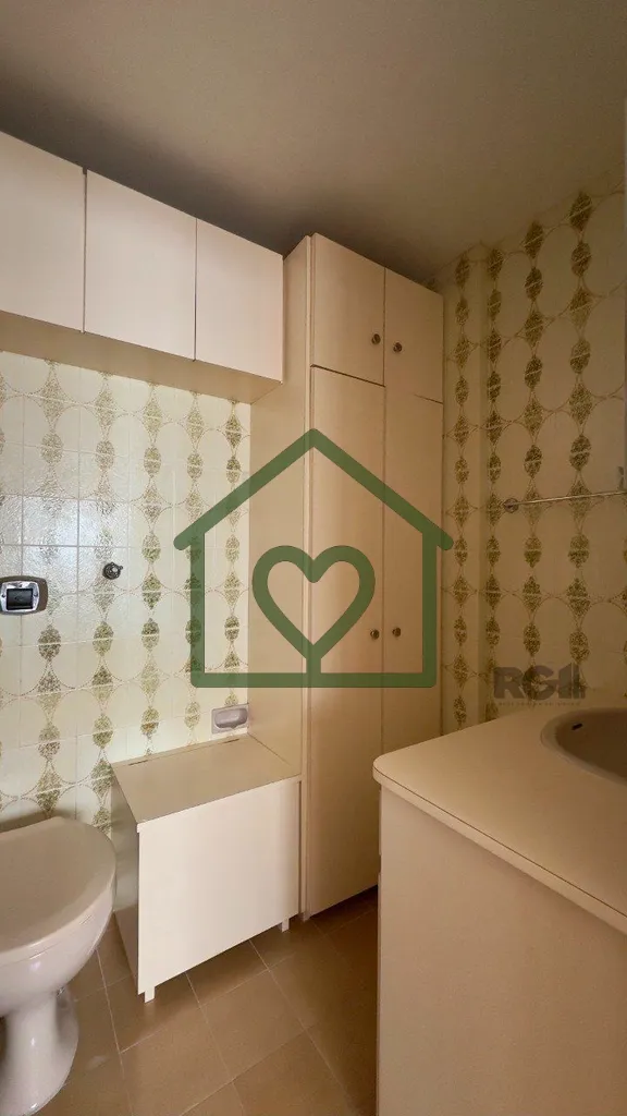 Imagem Apartamento semimobiliado de 38m2, com um dormitório, living para dois ambientes, cozinha ampla com...