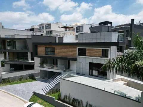 Imagem VENDA DE CASA NO CONDOMÍNIO REAL PARK, EM ARUJÁ/SP, 373m² com 4 suítes amplas, espaço gourmet, piscina e garagem coberta. CONSULTE-NOS.