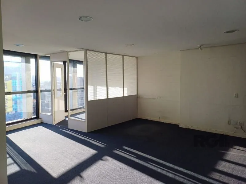Imagem MÁFFER IMÓVEIS ALUGA - CONJUNTO COMERCIAL Av. Cristóvão Colombo esquina Benjamin Constant | Porto Alegre/RS