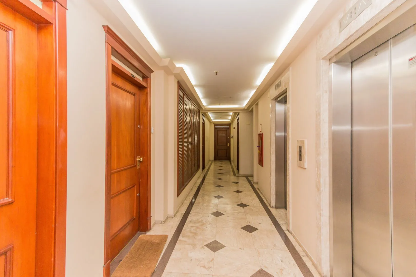 Imagem MÁFFER IMÓVEIS ALUGA Ampla Sala Comercial com Garagem localizada em região nobre e estratégica do bairro Auxiliadora, próxima à Av. Plínio Brasil Milano e Rua 24 de Outubro.