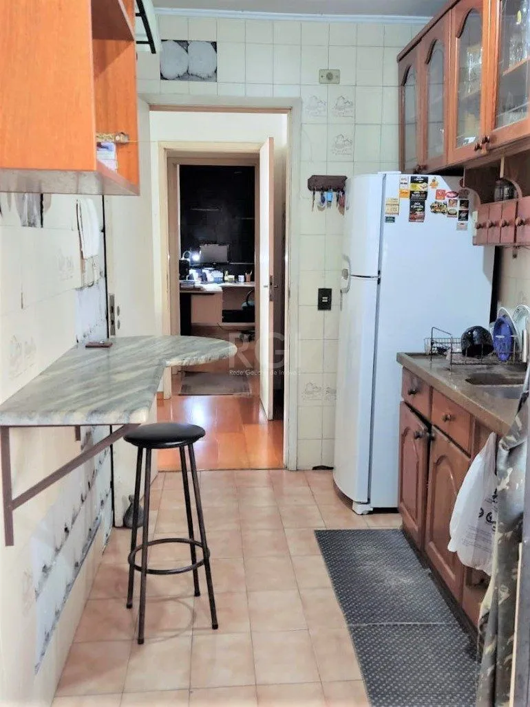 Imagem Apartamento 2 dormitórios semimobiliado, living 2 ambientes com lareira, cozinha e área de serviço, banheiro social, sacada e churrasqueira.