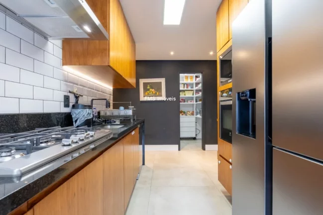 Imagem Cobertura a venda em Moema com 3 quartos, 1 suíte, 1 sala, 4 banheiros, 3 vagas de garagem, 245m².