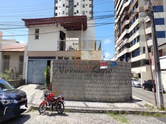 Imagem Casa à Venda no Bairro 13 de Julho, Aracaju-SE - 280 m², 4 quartos, 3 suítes, 3 salas, 5 banheiros e 3 vagas!