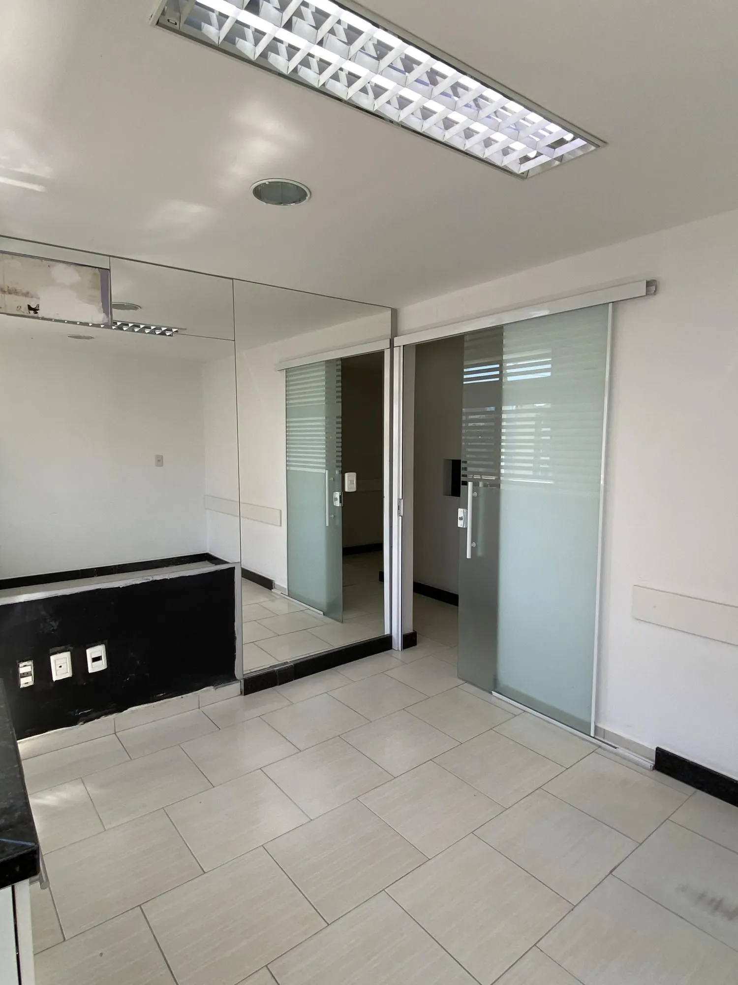 Imagem MÁFFER IMÓVEIS ALUGA EXCELENTE CONJUNTO COMERCIAL - ANDAR INTEIRO NO CENTRO DE PORTO ALEGRE 280m² de área privativa