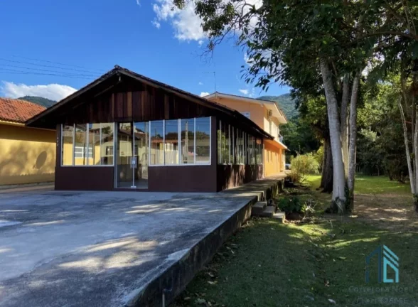 Imagem Sítio Lindo, com uma bela cachoeira, com cabanas e casa, em Governador Celso Ramos - SC