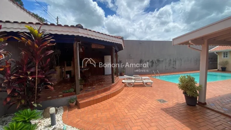 Imagem Casa térrea de madeira, com excelente distribuição. São 3 suítes, sendo 1 suíte máster com hi...