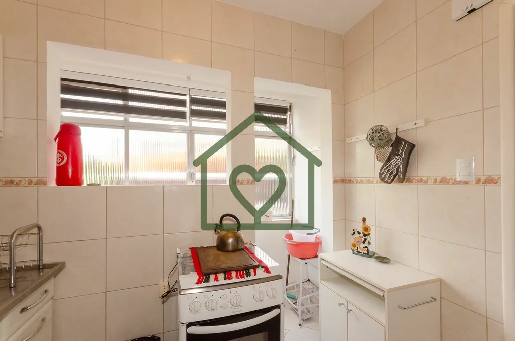 Imagem Apartamento de dois dormitórios no bairro Petrópolis, com sala de estar e jantar integradas e vent...