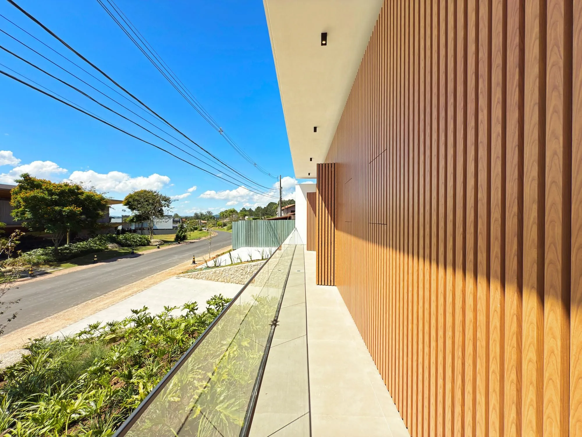 Imagem A casa conta com 434m2 de área construída, mas com um aproveitamento total dos 1.012m2 do lote
