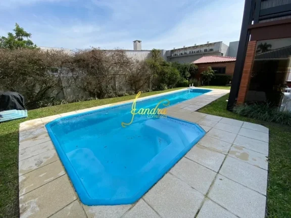 Imagem Sobrado no Centro de Xangri-la com 05 dormitórios com piscina
