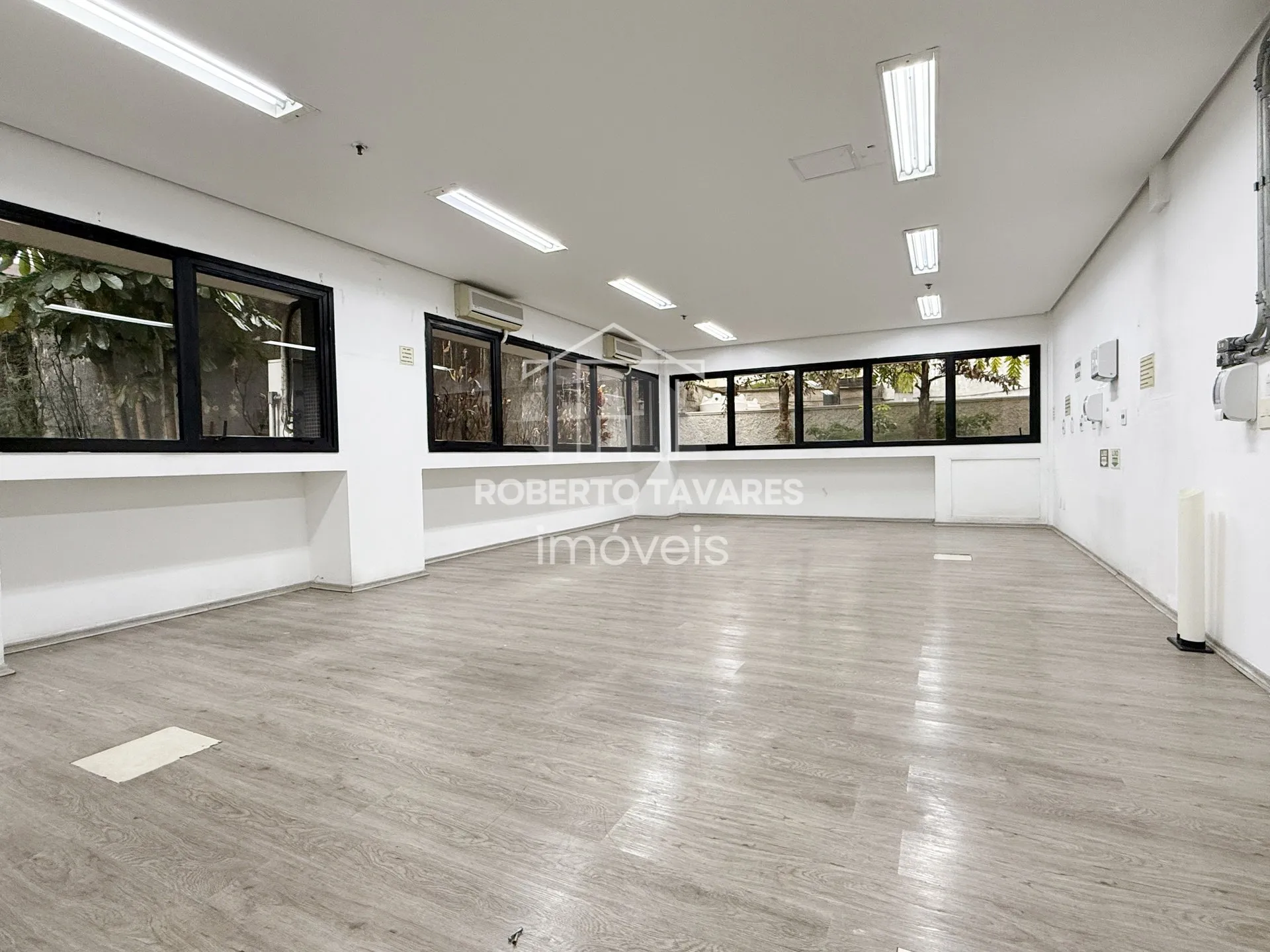 Imagem Prédio monousuário, com 11 andares, 1723m² de área útil, 4032m² de área total, 33 vagas de garagem.