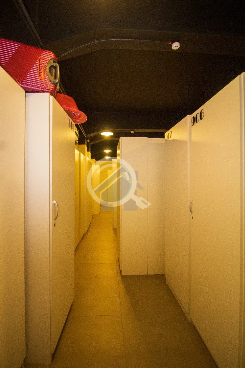 Imagem Studio mobiliado, com dormitório e espaço de convivência conjugados e banheiro social. Localiza-s...