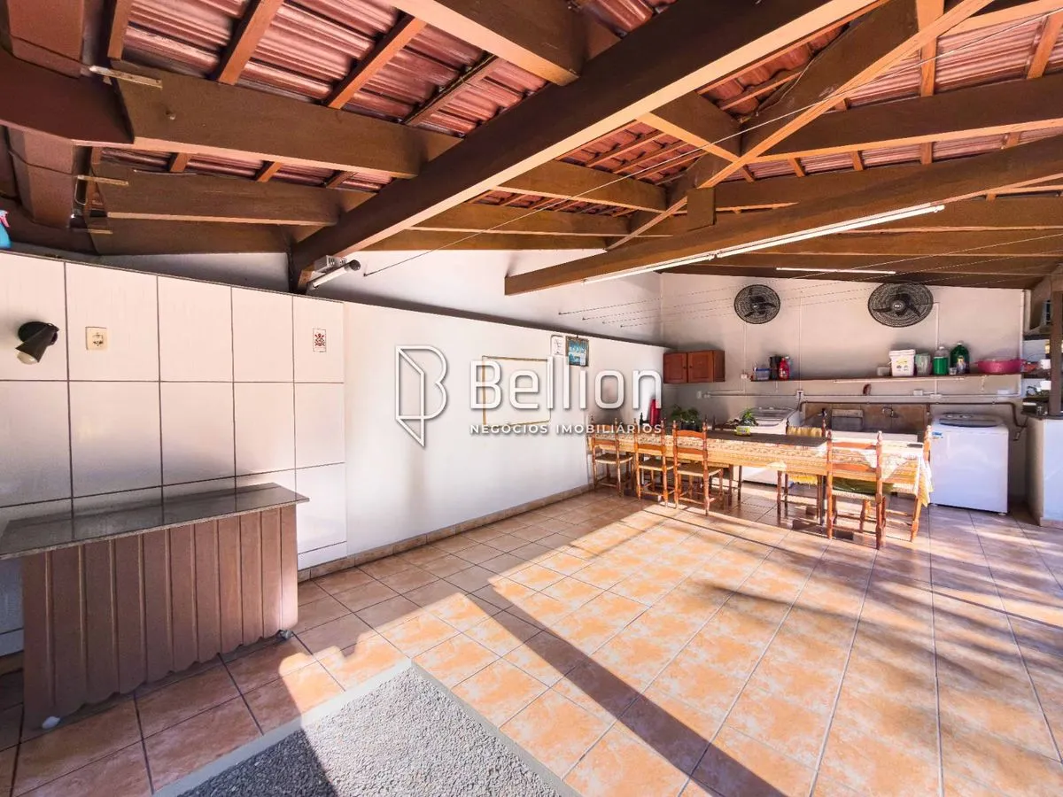 Imagem Com duas casas e 2.500m de terreno, medindo 50x50m, essa propriedade é a escolha certa para quem valoriza espaço e quer um imóvel que proporcione várias possibilidades.