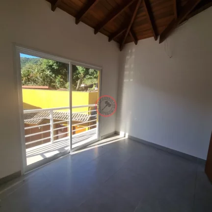 Imagem Sobrado com 2 suites, sala cozinha,2 vagas, area independente em condominio, 2 quadras da praia