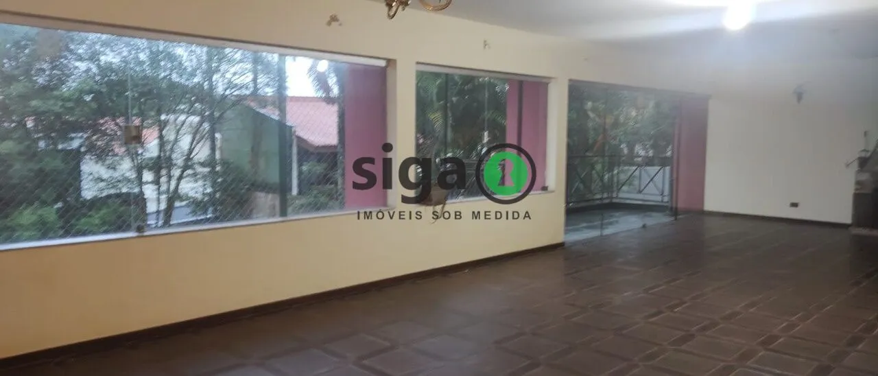 Imagem Sobrado de alto padrão com 500m², 4 suítes e ampla área verde em Interlagos