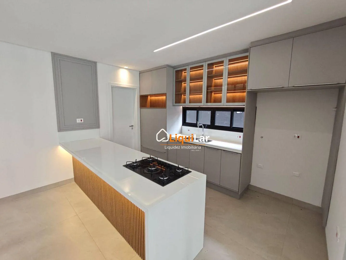 Imagem Sobrado de Alto Padrão no Alphaville II com 4 Suítes, Piscina e Suíte Master com Closet