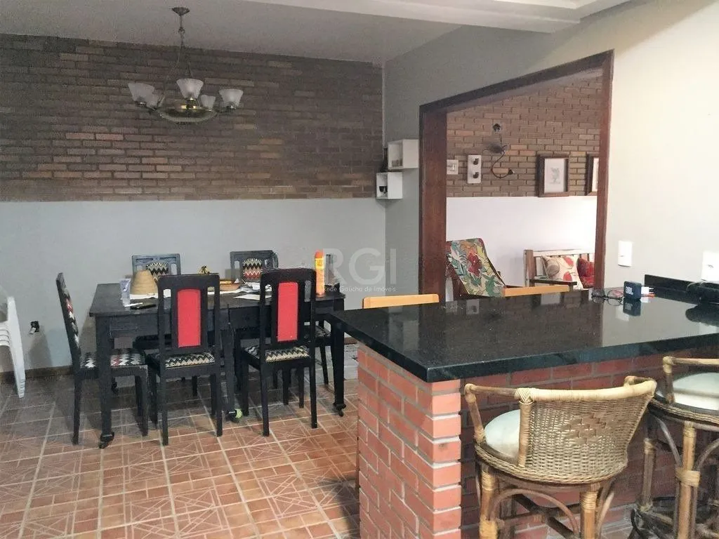 Imagem Casa de 270m² - 3 dormitórios, 1 suíte, churrasqueira, pátio e 3 vagas de garagem