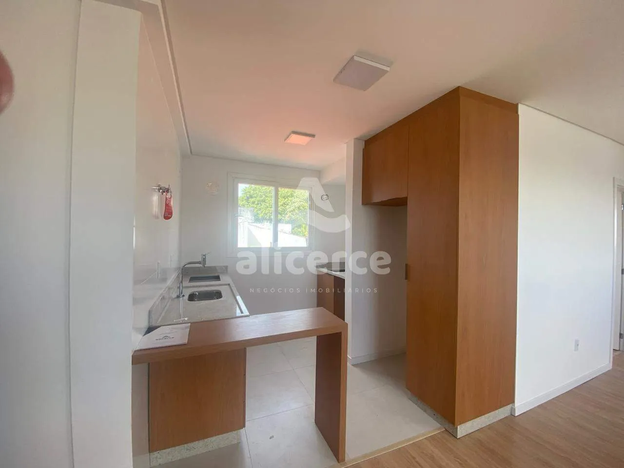 Imagem Apartamento para Locação em Coqueiros com 2 Dormitórios, 1 Suíte e Sol o Dia Todo