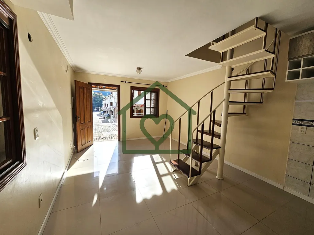 Imagem Casa em condomínio reformada e semimobiliada, com vaga para até 04 carros.

Térreo com living de ...