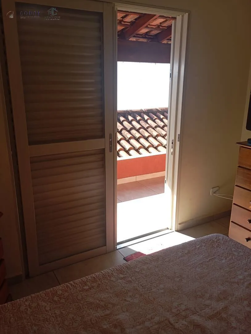 Imagem Imperdível! Sobrado com Suíte no Térreo + 2 Quartos e Garagem p/ 2 Carros.