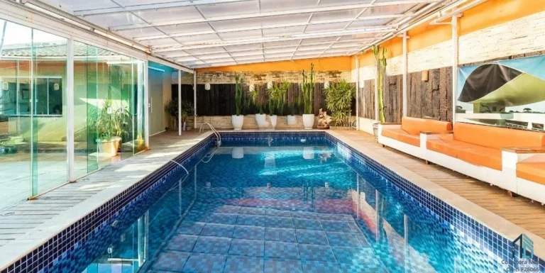 Imagem (PERMUTA) Casa a venda 05 suítes, 06 vagas, piscina, edícula, no Bacacheri em Curitiba PR