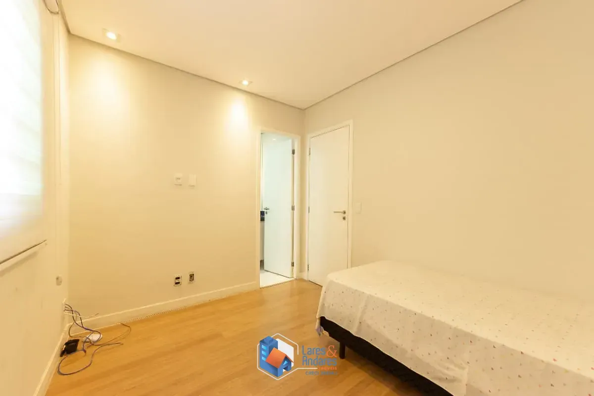 Imagem Sobrado para venda em Vila Palmeiras com 3 quartos, sendo 3 suítes, 240m²
