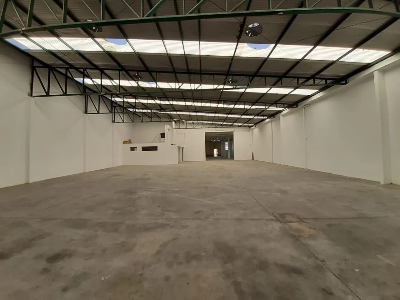 Imagem MÁFFER IMÓVEIS ALUGA DEPÓSITO COMERCIAL Localizado em região estratégica do bairro São Geraldo, com acesso facilitado às principais vias da cidade, Aeroporto, BR-290 (Freeway) e CEASA.