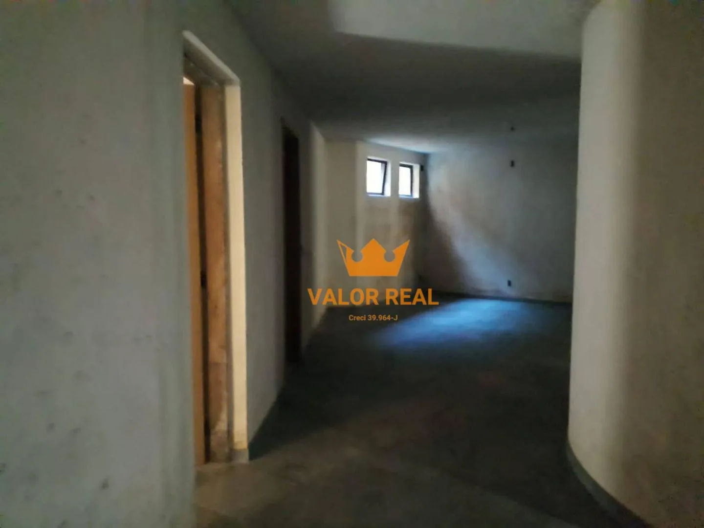 Imagem Magnifica casa em construção de alto padrão, possuindo 3.005m e mais 796m de área construida , possuindo um excelente design.