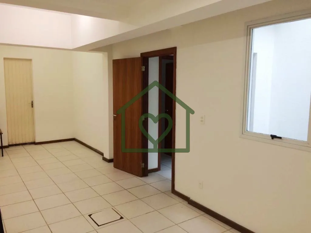 Imagem Casa triplex, residencial e comercial, com 4 dormitórios (todos suíte), 06 salas e 3 vagas de gara...