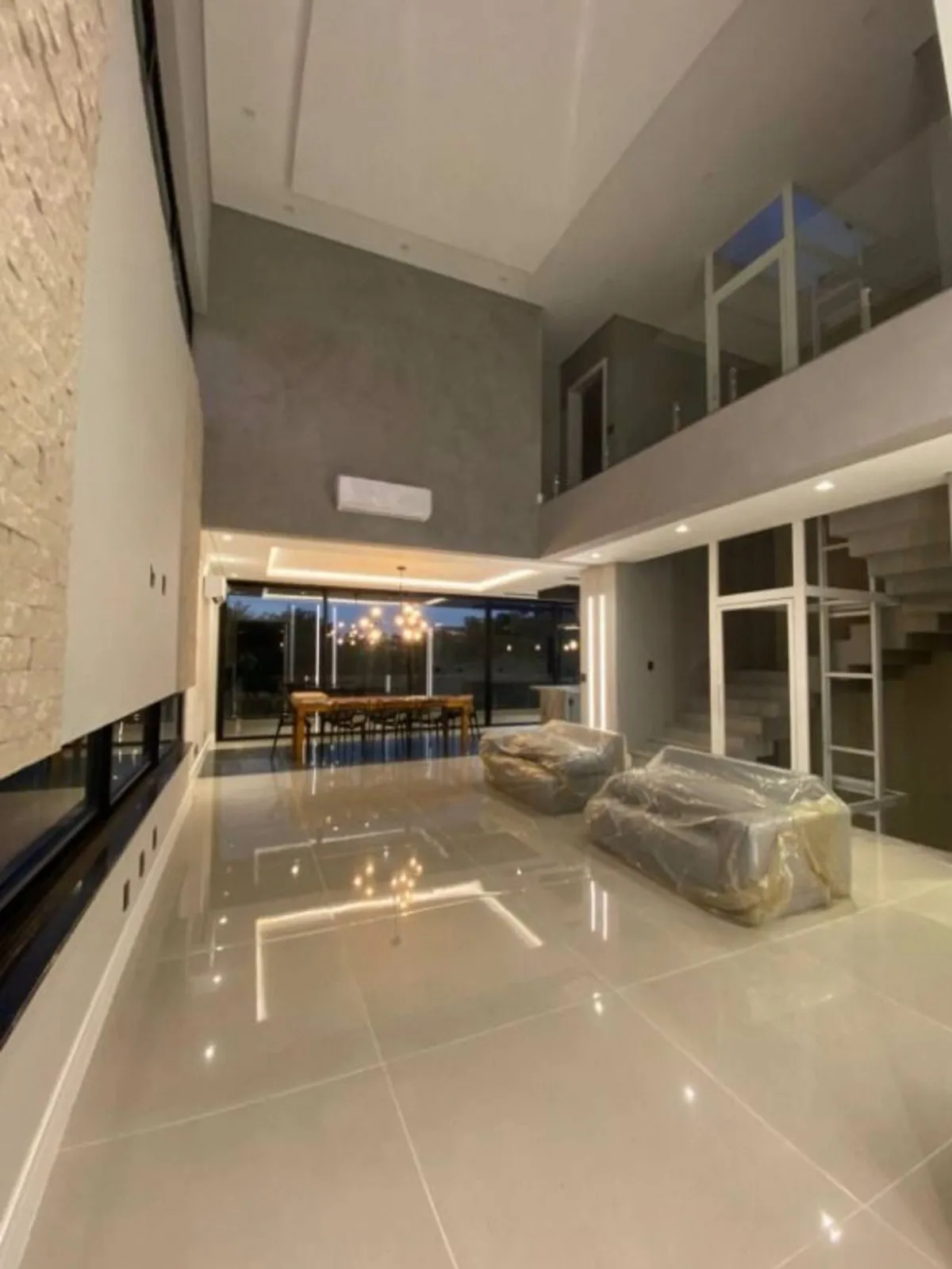 Imagem Casa Triplex no Condomínio Alphaville Nova Esplanada 1