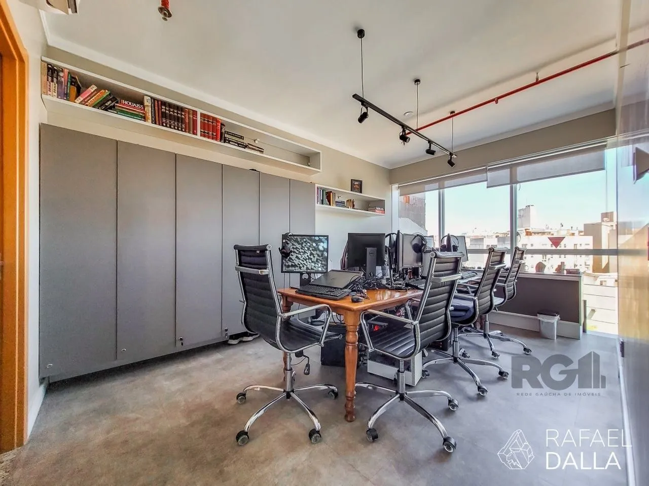 Imagem Sala comercial na Rua Loureiro da Silva, no bairro Cidade Baixa, pronta para atender às necessidades do seu negócio.