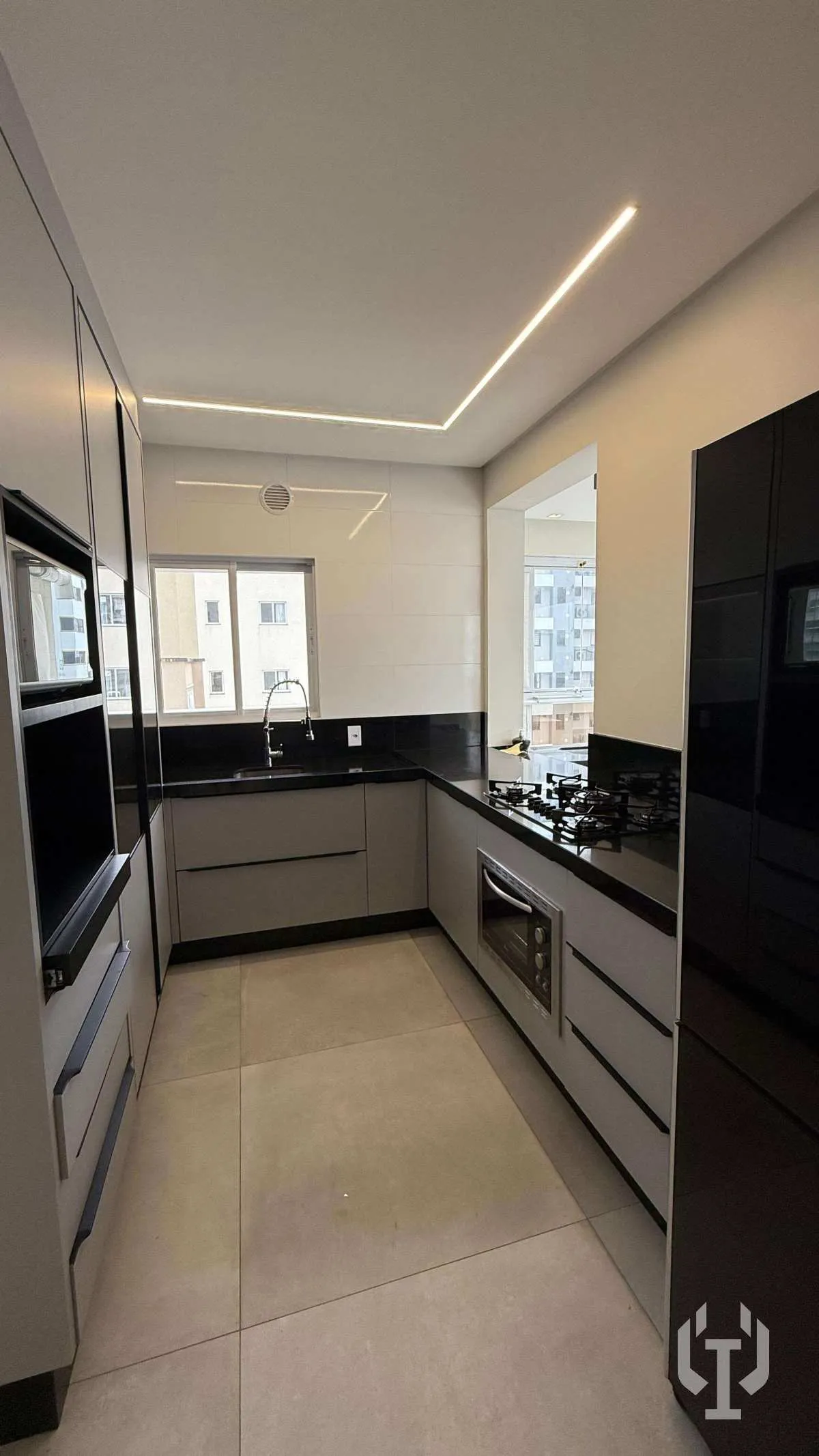 Imagem Apartamento à venda, no ED. ÁGUAS CRISTALINAS em Itapema, Meia Praia, com 4 quartos, 188,00m2