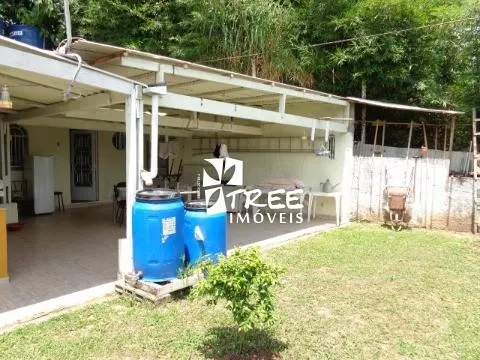 Imagem VENDA DE CHÁCARA NO COPACO, EM ARUJÁ/SP, A/T de 1.700m², A/C 150m², 3 dorm, sala com lareira, espaço c/ churrasqueira, pomar e 10 vagas. CONSULTE-NOS.