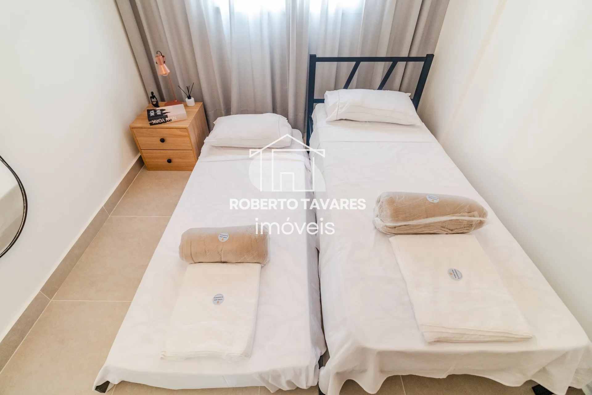 Imagem Apartamento totalmente mobiliado. VENDA DE PORTEIRA FECHADA - O imóvel conta com 2 quartos, sendo 1 suíte, além de uma vaga de garagem.