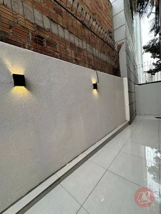 Imagem Na Protásio Alves, térreo com 2 dormitórios e pátio. Reformado e semimobiliado..
