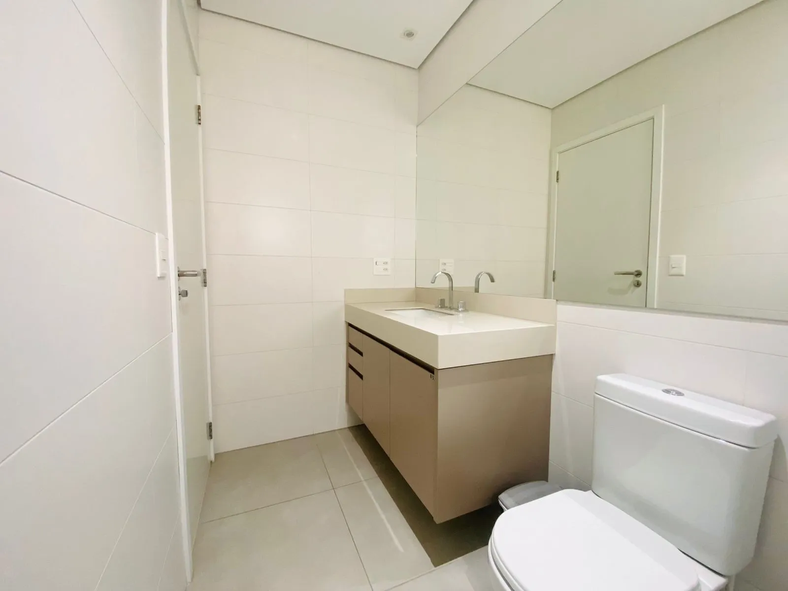 Imagem Apartamento para locação em São Paulo-SP, Green Valley Alphaville: 3 suítes, 2 salas, 4 banheiros, 4 vagas, 228m². Aproveite!